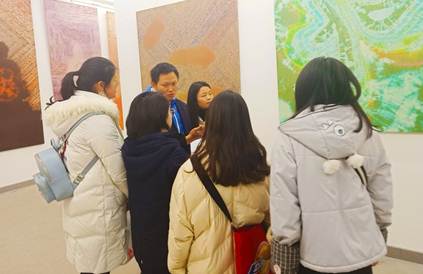 说明: E:\周林\2019学生工作\商院学子走进非物质文化遗产， 多方位深入调研自贡小三绝\非物质文化遗产 参观非物质文化遗产博物馆.jpg