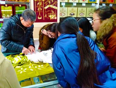 说明: E:\周林\2019学生工作\商院学子走进非物质文化遗产， 多方位深入调研自贡小三绝\非物质文化遗产 实践队员学习挑染技术.jpg