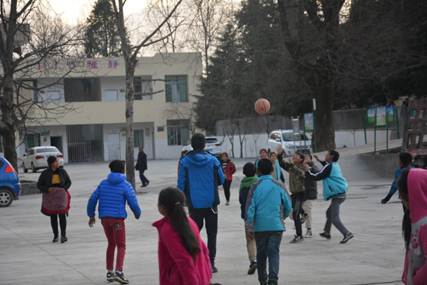 说明: E:\周林\2019学生工作\商院学子支教在大凉山：暖冬送以温情，辅教促进成长\团队成员与孩子们的课外活动.JPG