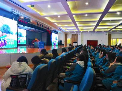 说明: E:\周林\2019学生工作\商院学子走进高中校园：展学子风采，携校友成长\川农学子走进高中校园：展学子风采，携校友成长\实践队员进行宣讲.jpg