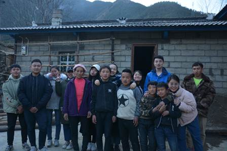 说明: E:\周林\2019学生工作\商院学子支教在大凉山：暖冬送以温情，辅教促进成长\团队成员正在进行家访2.JPG