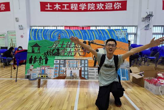 新生与手绘展板合影