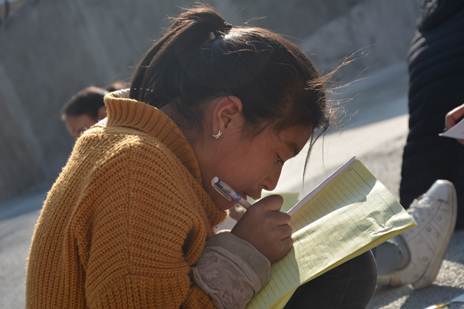 说明: E:\周林\2019学生工作\商院学子支教在大凉山：暖冬送以温情，辅教促进成长\“你很特别”交流分享上正在撰写的孩子.JPG